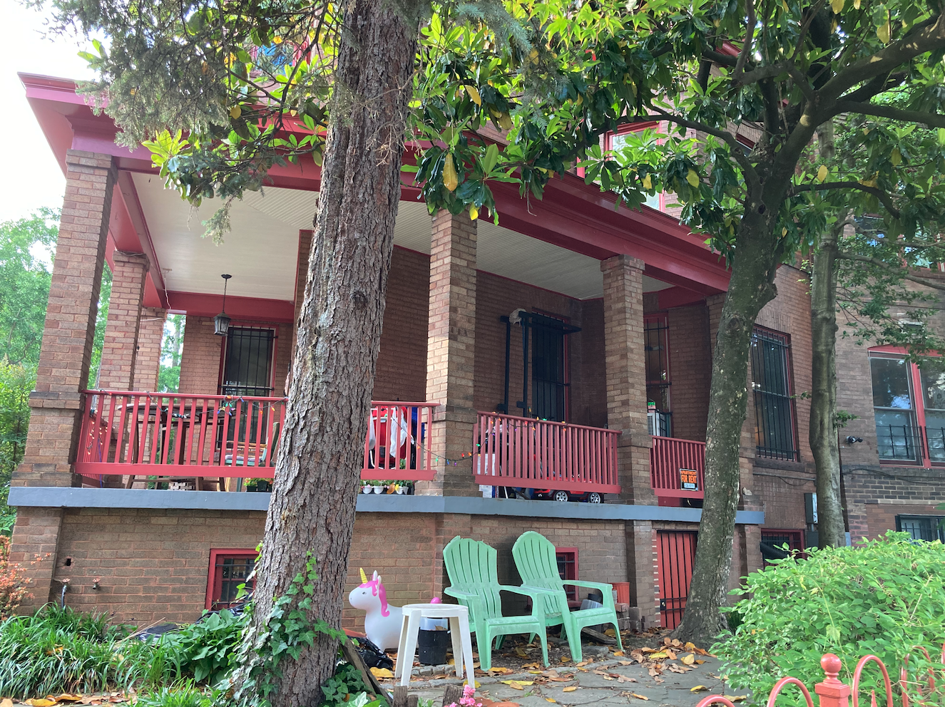 What a delightful place to have a seat and chat with passers by.   Takes me back to the world I imagine my grandparents dreamed of.